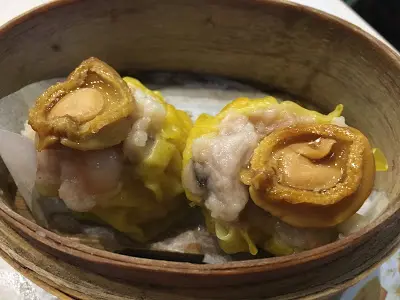 鮑魚燒賣果真每隻燒賣有一粒鮑魚, 鮑魚樣子好精緻, 咬落咸鮮煙靭, 好滋味, 值回票值。 燒賣則有新鮮豬肉香味, 肉質有彈性, 並且有蝦和冬菇等材料, 整體好豐富。