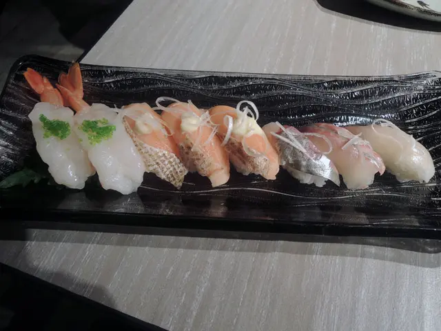 芥辣蟹子赤蝦壽司、京蔥煙三文魚壽司、池魚王壽司