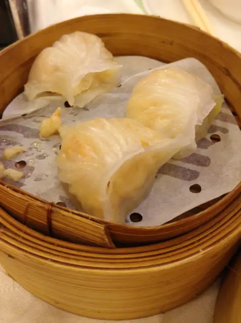 一兩隻蝦餃皮爆開了, 露了餡料出來