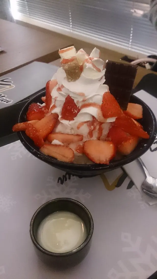 Strawberry snow icecream