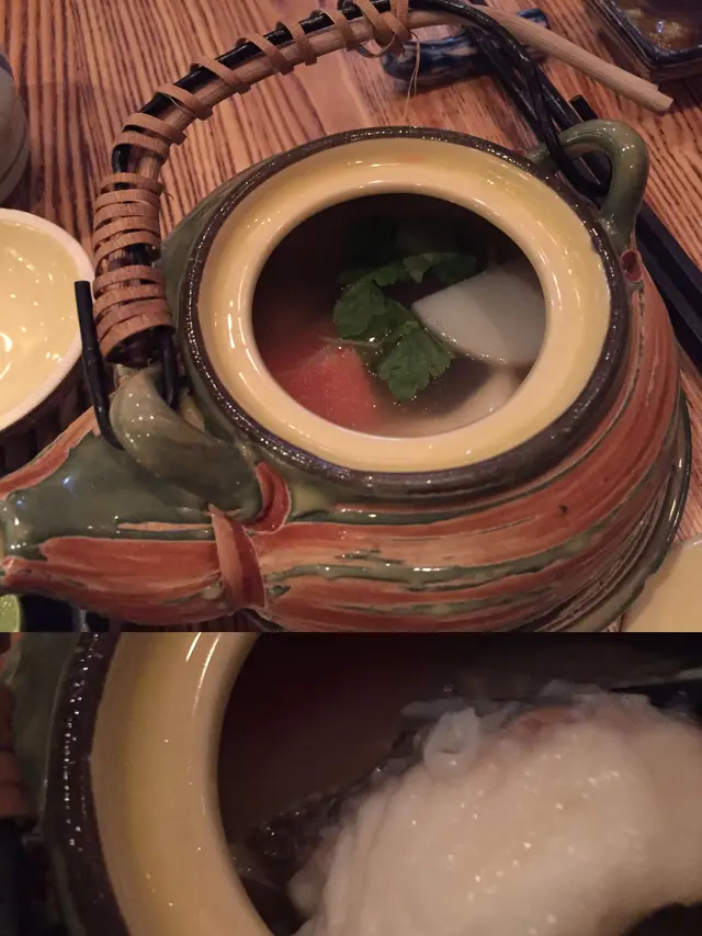 木魚湯底,加入日式魚蛋、番茄、新鮮冬菰、鱲魚及銀杏等,用茶壺煮成