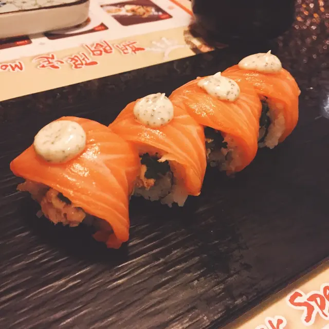 黑松露三文魚露筍卷