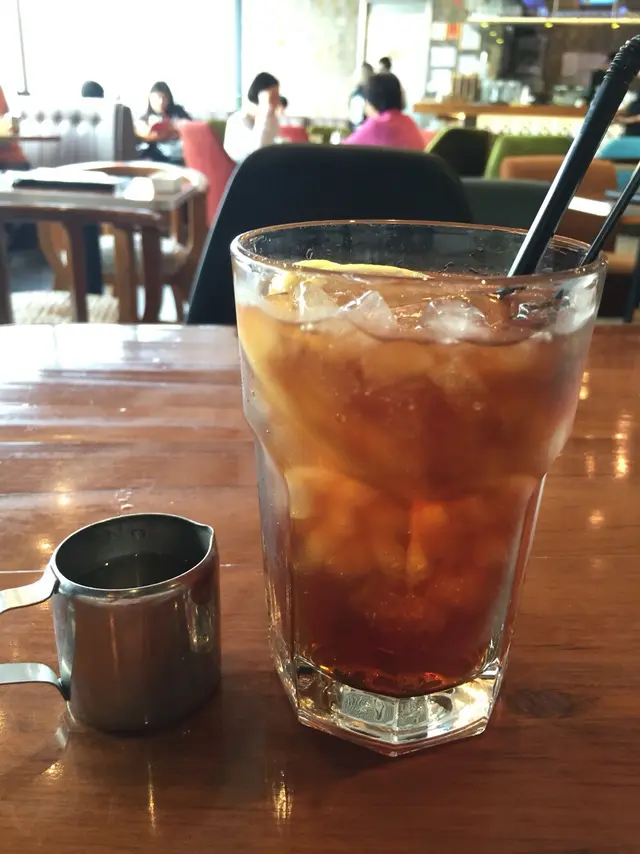 下午茶附上的冰紅茶，分量適中