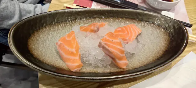 套餐的三文魚刺身雖然只有每人兩片，但勝在厚切