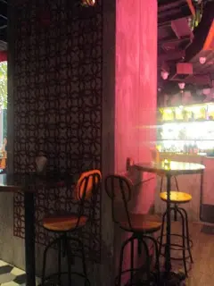 燈光柔和, 挺有情調