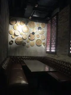 最入端有一張八至十人的長大枱