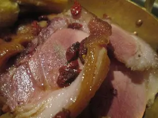 烤焗豬手配上杞子, 中西合壁