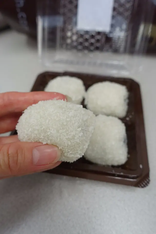 糯米糍表面鋪滿椰絲