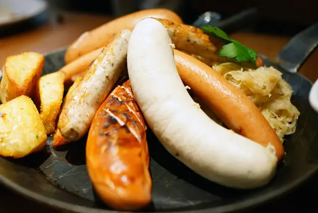 一孖兩條的紐倫堡腸, 用豬肉製成, 沒有經過煙熏的程序而直接煎香, 肉汁豐富