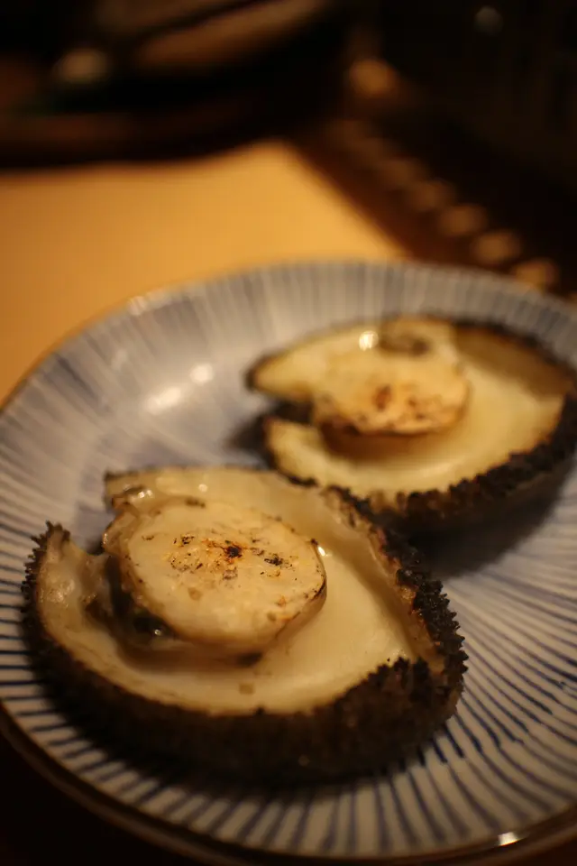 睇住一隻鮑魚活生生咁烹調, 雖然好殘忍, 但係值得, 鮑魚燒得夠火候，唔會韌。鮑魚體積肥美，口感彈牙又保留到肉汁，鮮甜無比