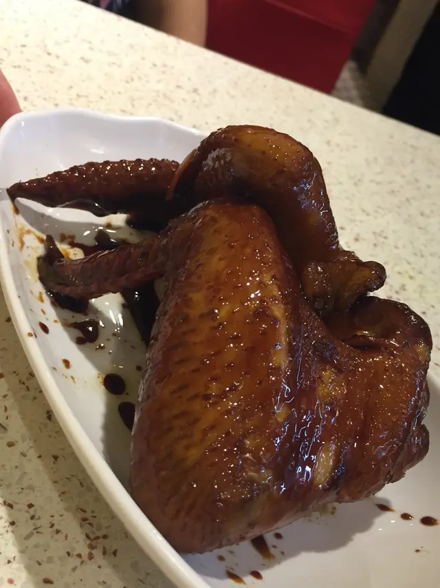 瑞士汁好入味，雞翼好大隻多肉！咬落肉質辣唔會乾！好好味！必食！