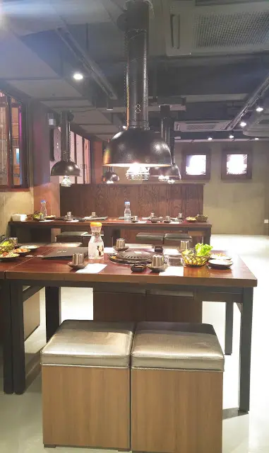 打開了一整排窗戶, 晚上確是舒服, 令油煙不會太侷促。