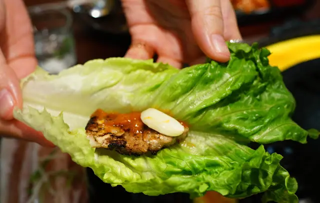 可以用生菜加上生蒜捲著來吃, 自我感覺健康點