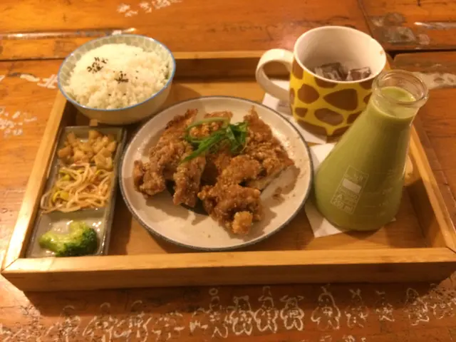 夜市香酥雞便當配抹茶紅豆