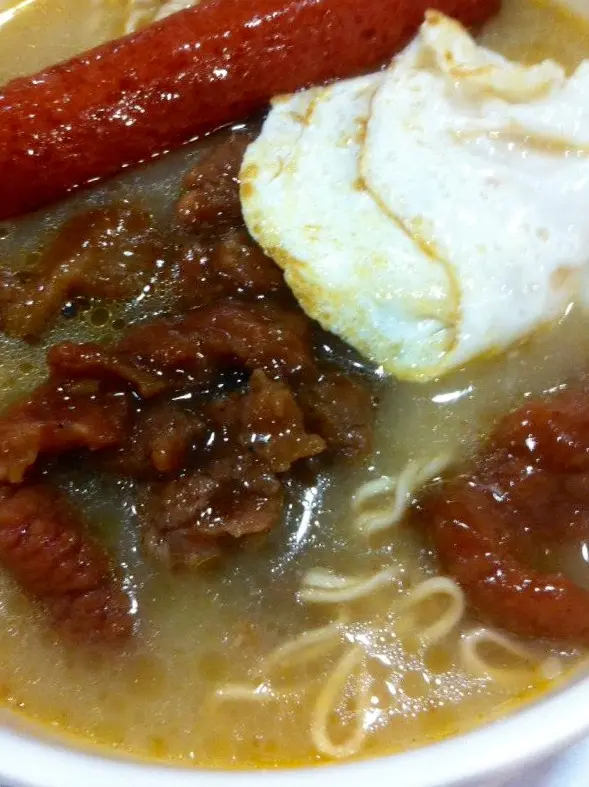 太陽蛋腸仔沙嗲牛肉福麵