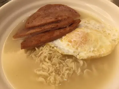 餐肉煎蛋公仔麵