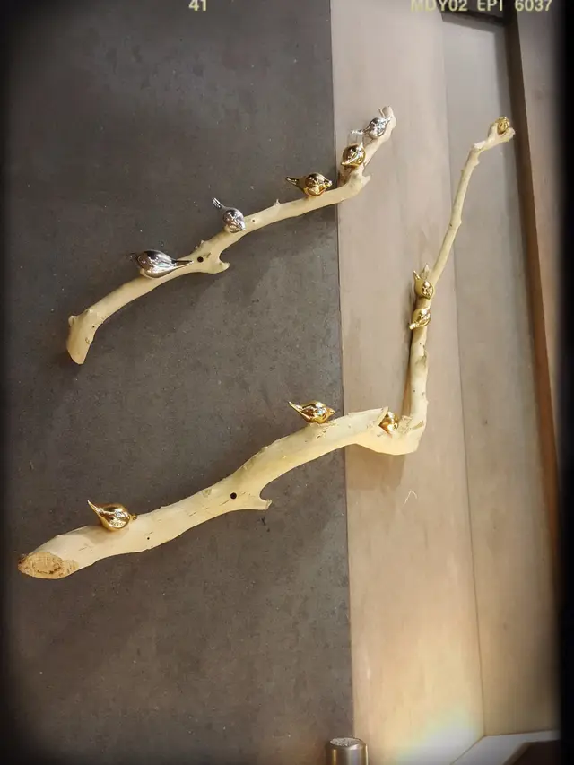 牆上可見樹幹上有金銀雀鳥作裝飾
