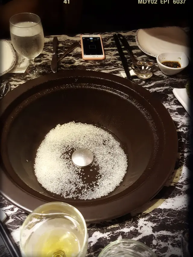 喺鍋底撈入粥料