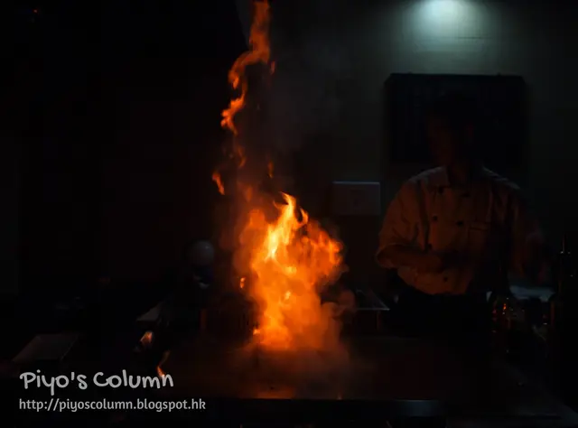 插入火燒牛扒表演,火焰高達天花呢!