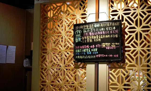 掛在牆上的熟食推介