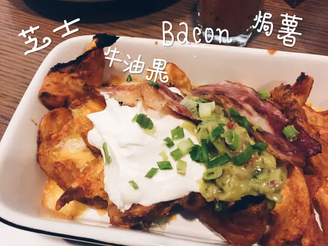 芝士焗薯塊配煙肉牛油果醬