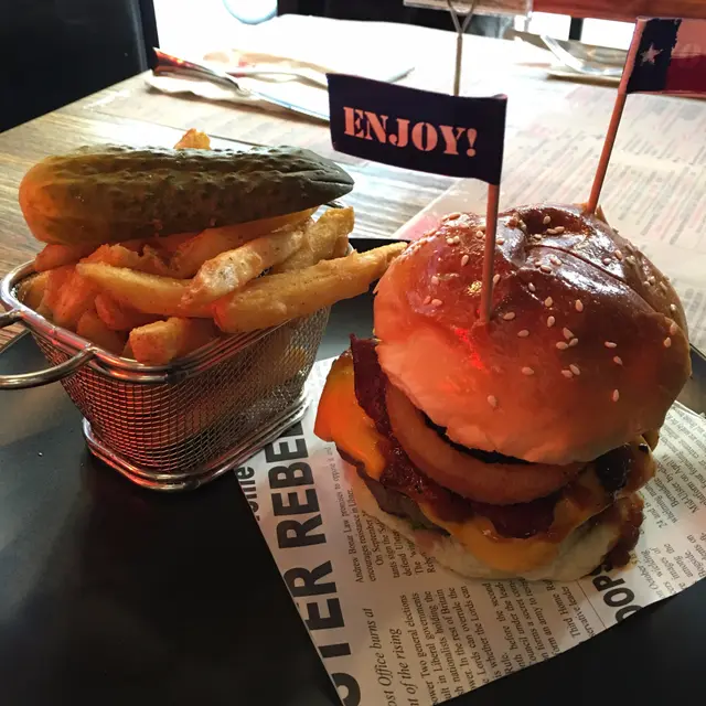 德州燒烤漢堡配薯條,酸瓜