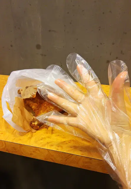 袋內附有一對透明膠手袋, 用手食雞脾而又不用弄污