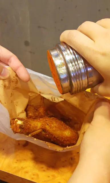 檯上備有一樽自家製的辣粉