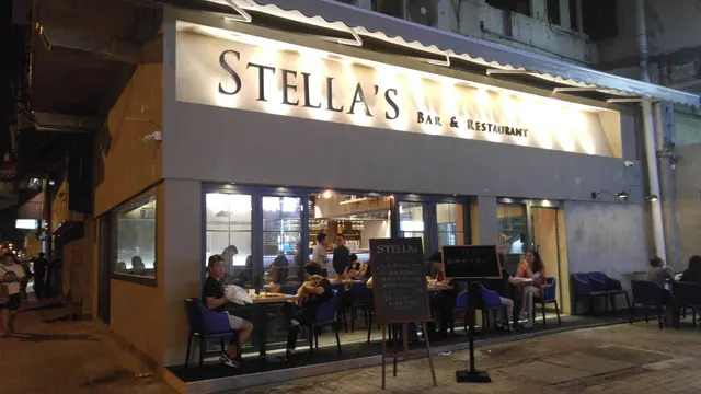 在漆黑嘅街尾非常搶眼嘅餐廳