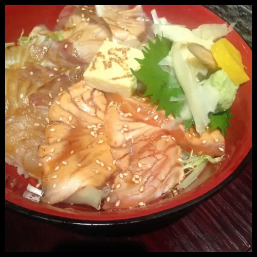 火炙三文魚﹑火炙赤雕﹑火炙油甘魚﹑火炙帶子。