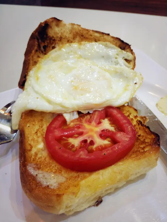 打開了,有煎蛋和厚番茄片,加八個趣