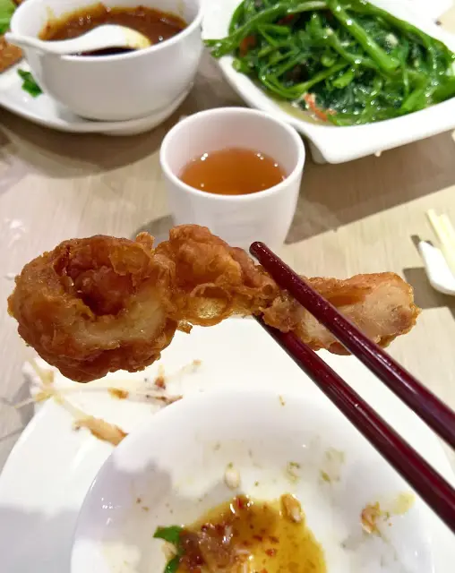這個蛋漿脆皮口感果然非同凡響，入口時脆皮傳來絲絲的蛋香，口感香脆鬆化，香脆程度可以用『卜卜聲』來形容；而且雞肉依然保持嫩滑多汁，肉味香濃