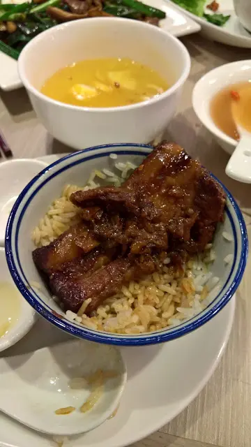 惠州梅菜也是亮點之一，味道甜中帶點咸味，加上豬油香味的加持，用來送飯或是送白粥，簡直是一流之選