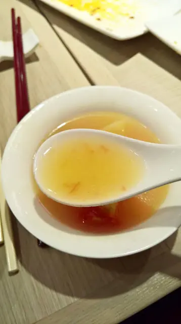 湯色仍然保持清澈，味道在雞肉和豬展等材料加持下鮮甜美味，最重要是湯面只有少量的油份，感覺清淡健康