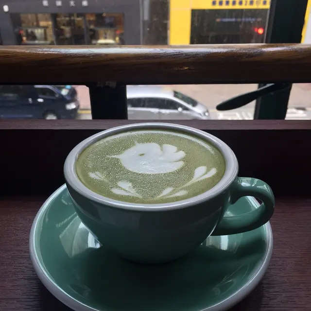 喝著咖啡望望街景