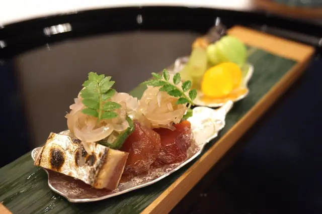 油漬鰹魚・醋漬茗荷・秋葵片