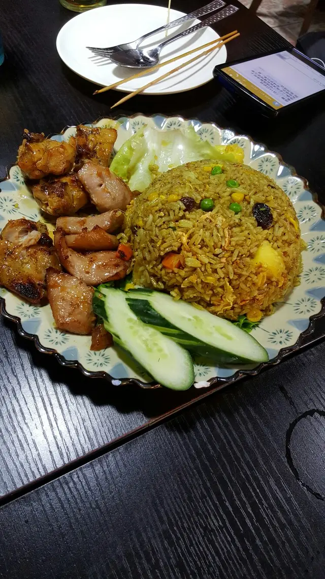 菠蘿炒飯附送2串串燒