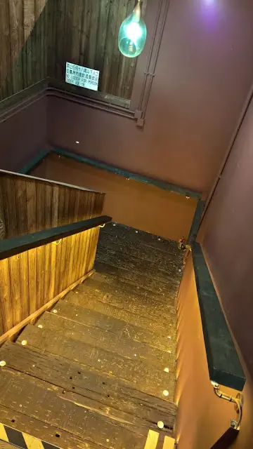 行上一條厚木作地板的樓梯,到了一樓的有蒸氣大本營,Step可以說整體的裝修都偏向實而不華
