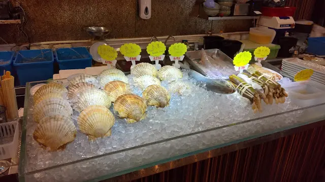 有蒸氣會將當日新鮮的海鮮放在海鮮BAR上