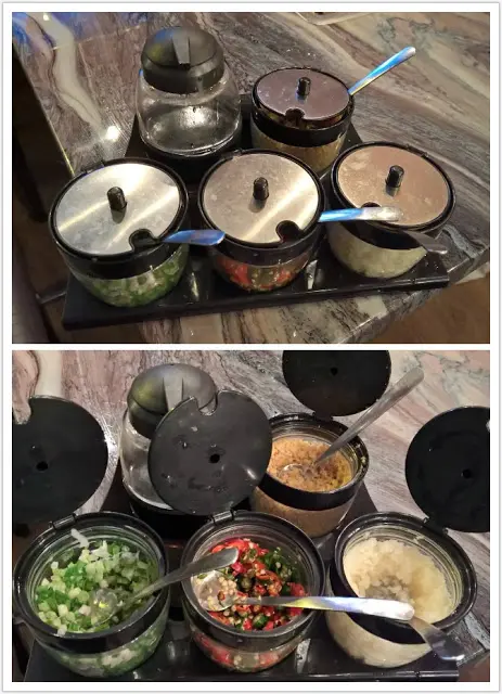 每一張枱都會有一set醬油配料,除了必有的火鍋豉油外,還有炸蒜蓉、生蒜蓉、青紅辣椒和蔥花