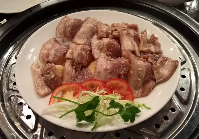 Waitor送來時,五花腩脂肪和豬肉層次分明,而且還有陣陣的蝦醬味道,而五花腩之下放了一片豆卜