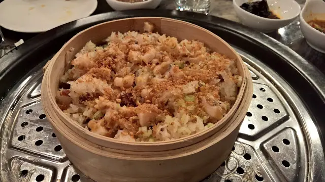 這個糯米飯其實是平日我們食的生炒糯米飯,不過這次是蒸,再加上鮑魚粒,令鮮味和口感提升