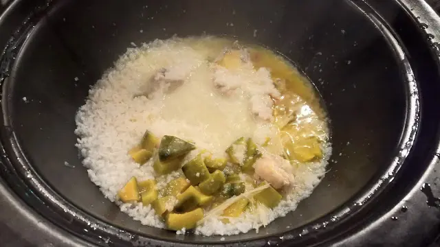 Waitor拿開蒸隔後,米還是一粒粒,水份還是多了一點,南瓜還是一粒粒未被煲得融化;結果Waitor說要再煲多大約5分鐘