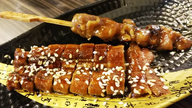 蒲燒鰻魚、炭燒雞肉串