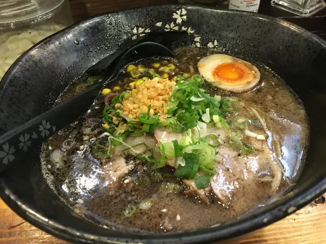 黑蒜令豚骨湯底味道提升至另一層次，格外香濃美味。拉麵配上兩片叉燒、粟米、蔥、木耳、半隻半熟蛋。