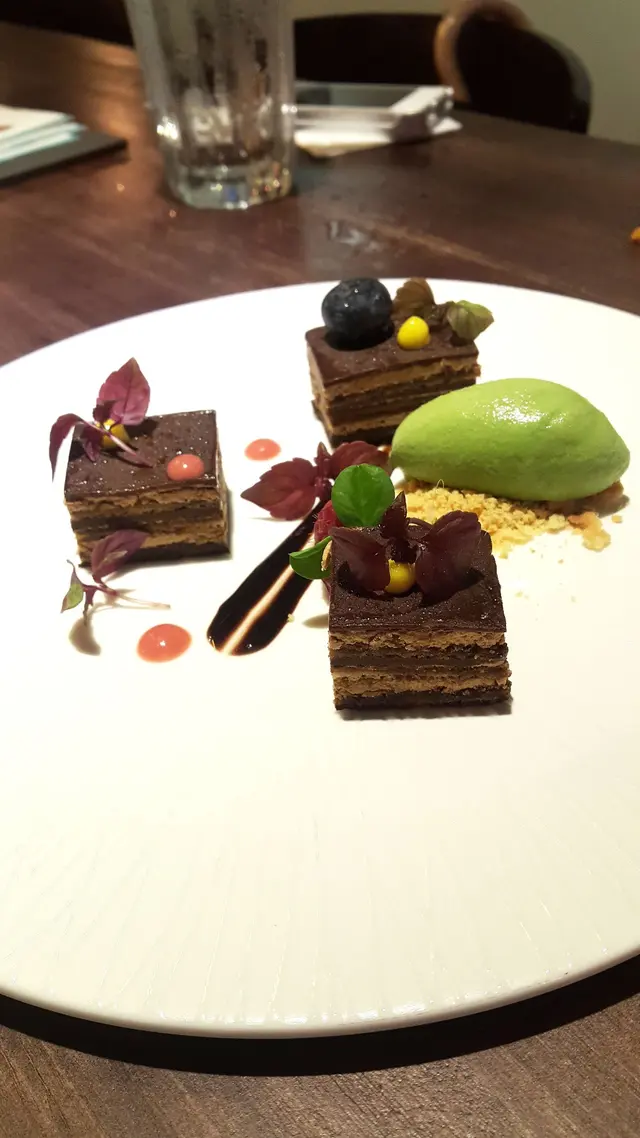 歌劇院蛋糕配雲呢拿雪糕