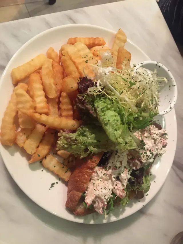 小龍蝦牛角包配薯條