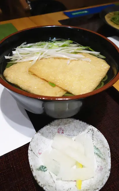 一碗暖暖的抹茶烏冬, 附有兩塊腐皮和大蔥絲