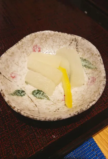 一小碟的漬物這回換上了柚子蘿蔔