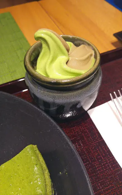 重點落在抹茶和焙茶味的紐紋雪糕